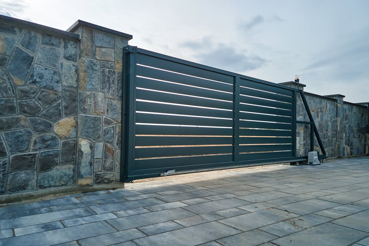 Automatic sliding gate